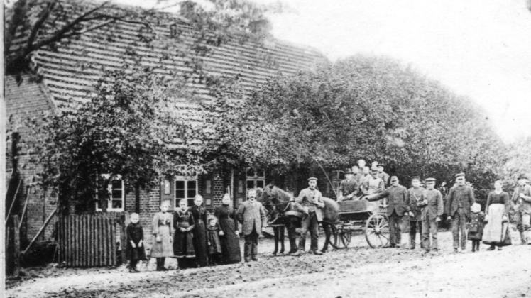 In der Kossebader Dorfchronik geblättert: Dieses Foto entstand um 1900. 