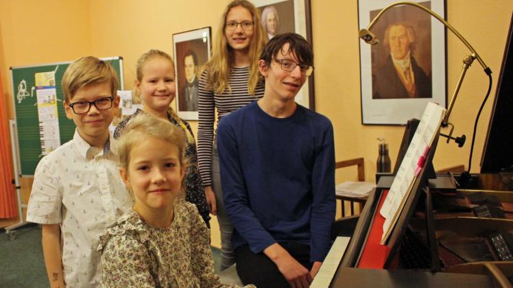 Starten bei „Jugend musiziert“ Anfang Februar: Leonard Kammin, Emma Sophie Pehlke, Charlotta Krafzik, Amelie Boeck und Toby Olias Brechler (v. l.)