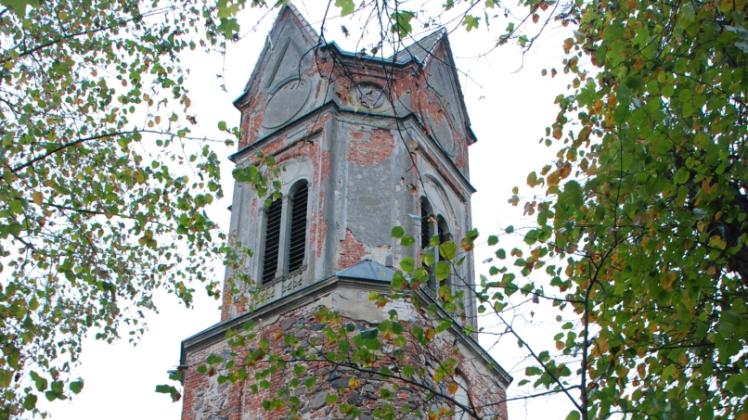 Der Kirchturm der Stavenower Patronatskirche soll originalgetreu verputzt werden. 