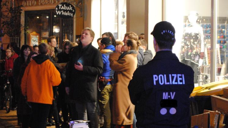 Protestaktion in der Friedrichstraße: Polizeibeamte sicherten die Demonstration. 