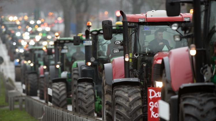 In einem etwa einen Kilometer langen Konvor möchten Landwirte von Schwerin nach Wismar fahren – und zurück.