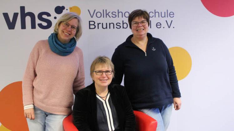 Bieten neben vielen Bildungskursen auch zahlreiche Veranstaltungen zum Kanalgeburtstag: VHS-Leiterin Evelyn Tegeler mit Antje Habke (l.) und Christiane Schulze (r.).