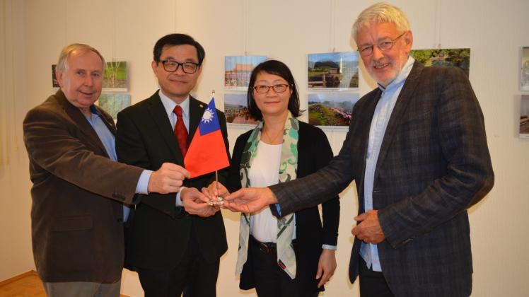 Freundschaft zwischen Taiwan und Lohmen: Bernd Dikau, Mei-Shun Lo und seine Frau Cheng Yi-Yi sowie Ulrich Blau (v.l.) 