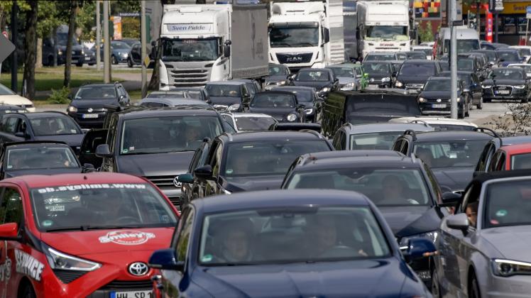 Alltägliches Bild in Hamburg: Unzählige Autos stauen sich im Berufsverkehr.