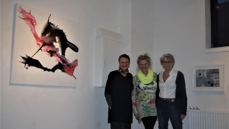 Ihre Bilder sind ab Sonnabend im Atelierhaus Carlshöhe zu sehen (von links): Claudia Olivia Gillmann, Heidi Kollmeier und Ursula Freiwald-Möbius. Fotos: Frank 