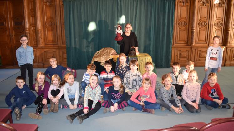 In der Schlossbibliothek zeigte Puppenspielerin Margrit Wischnewski den Schülern Petermännchens Abenteuer. 