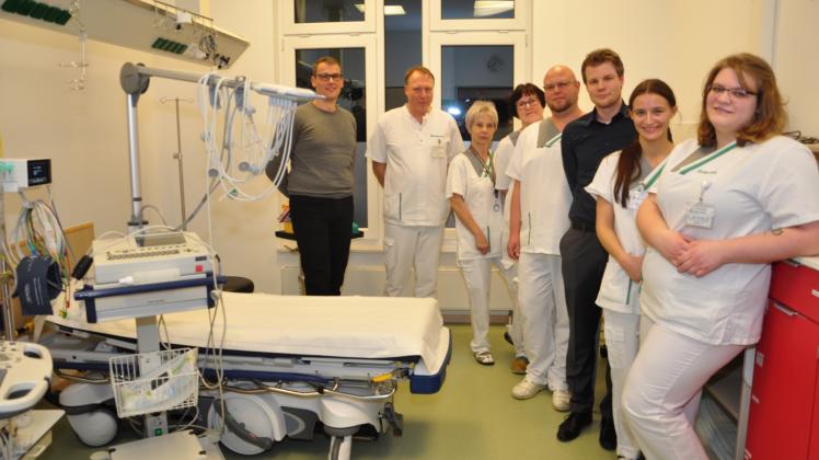 Arbeiten mit Herz für die Patienten: Siegfried Hornburg (l.), Dr. Dierk Werner (2.v.l.), Frank Dittkuhn (4.v.r.) und Matthias Dürkop (3.v.r.) mit Mitarbeiterinnen der Notaufnahme. 