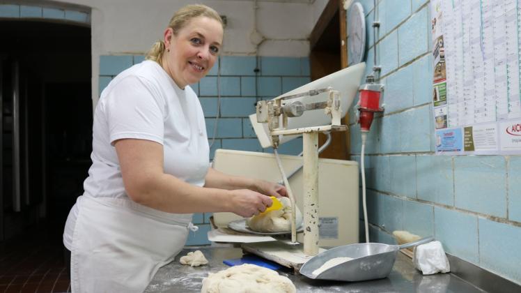 In der Backstube ist sie heimisch geworden: Beate Leidel formt Brote und Brötchen in dem Familienbetrieb, den sie vor über 20 Jahren übernommen hat. 