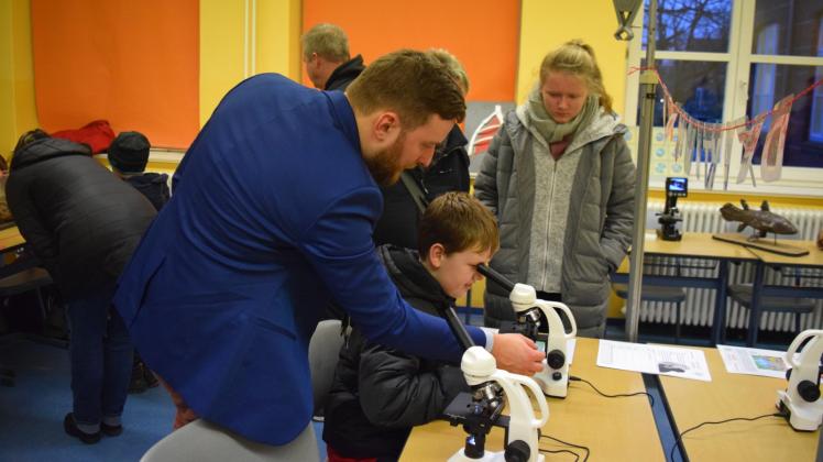 Begibt sich auf „Tätersuche“ mit dem Lichtmikroskop im Bioraum der Regionalen Schule Neukloster: Viertklässler Julius Stein aus Reinstorf 