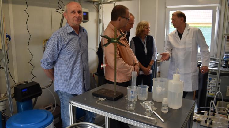 Wie kann Bentazon aus Rohwasser entfernt werden? Chemiker Hans-Jürgen Friedrich (r.) klärte bei einem Vor-Ort-Termin im vergangenen Sommer im Versuchslabor im Brüeler Wasserwerk auf. 