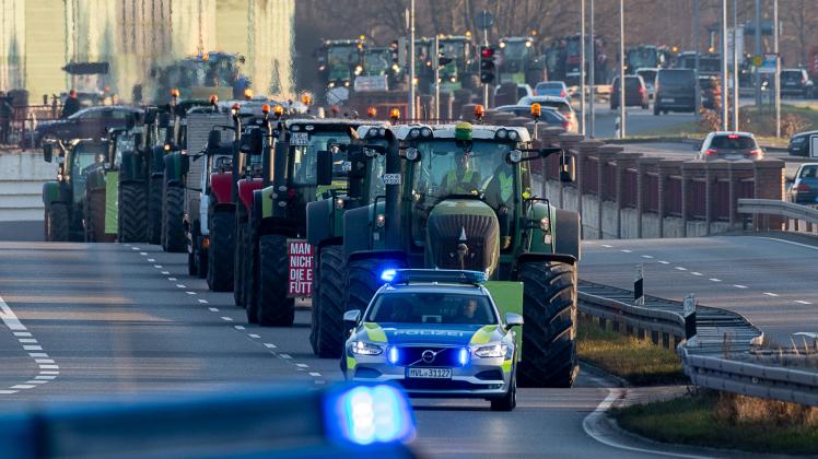 In mehreren Städten Mecklenburg-Vorpommerns ist die nächste Protestwelle der Bauern gegen das geplante Agrarpaket losgerollt.