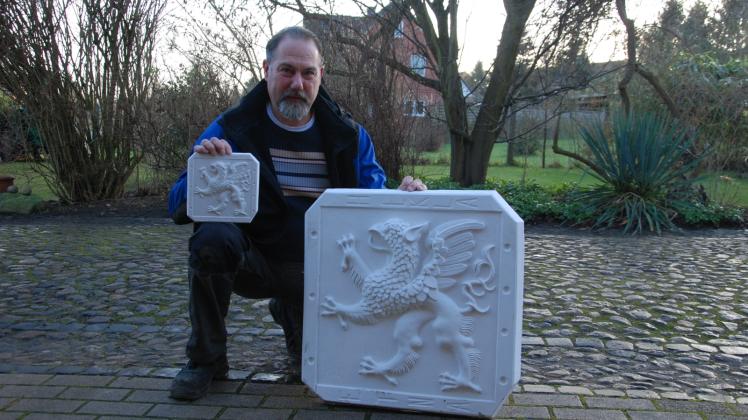 Der Gadebuscher André Kollwitz zeigt den Abguss der Terrakotta-Platte .
