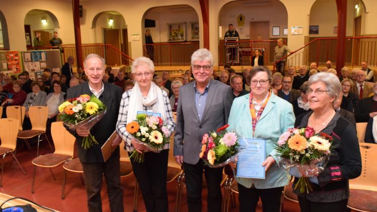 Geehrt mit dem Ehrenamtsdiplom des Landes: Dietrich Griep, Marlies Schlieker, Karola Poleratzki und Bärbel Diekelmann (v.l.) mit Bürgermeister Jörg Oppitz (Bildmitte).  
