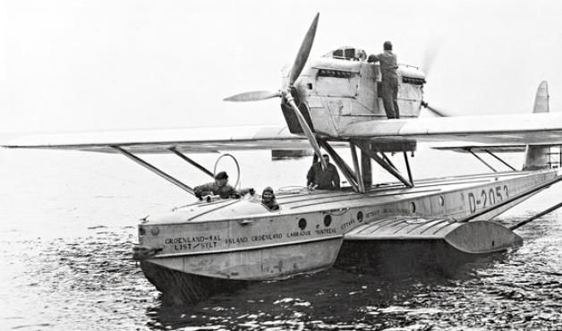Das Flugboot "Grönlandwal" trug Wolfgang von Gronau und seine Crew 44 392 Kilometer weit einmal rund um den Erdball. Oben auf der Motorgondel steht Bordmonteur Hack, der Mann vorne links ist von Gronau, rechts neben ihm (mit Fliegerhaube) sitzt von Roth und hinter dem Propellerblatt ist der Funker Albrecht. Foto: Deutsches Museum Das Flugboot "Grönlandwal" trug Wolfgang von Gronau und seine Crew 44 392 Kilometer weit einmal rund um den Erdball. Oben auf der Motorgondel steht Bordmonteur Hack, der Mann vorne links ist von Gronau, rechts neben ihm (mit Fliegerhaube) sitzt von Roth und hinter dem Propellerblatt ist der Funker Albrecht. Foto: Deutsches Museum