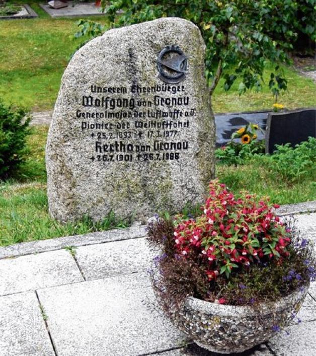 Das Grab des Ehrenbürgers Wolfgang von Gronau auf dem Lister Friedhof. Foto: Deppe Das Grab des Ehrenbürgers Wolfgang von Gronau auf dem Lister Friedhof. Foto: Deppe