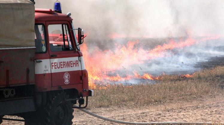 Die Freiwillige Feuerwehr  Obere Warnow und Zölkow mit der Löschgruppe Lenschow bei einem Brand im Sommer 2018. 