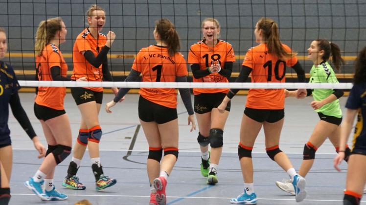 Parchims Volleyballerinnen hatten nach dem eindeutigen Dreisatzsieg gegen die Schweriner Jugendspielerinnen allen Grund zum Jubeln. Fotos: Thomas Zenker 