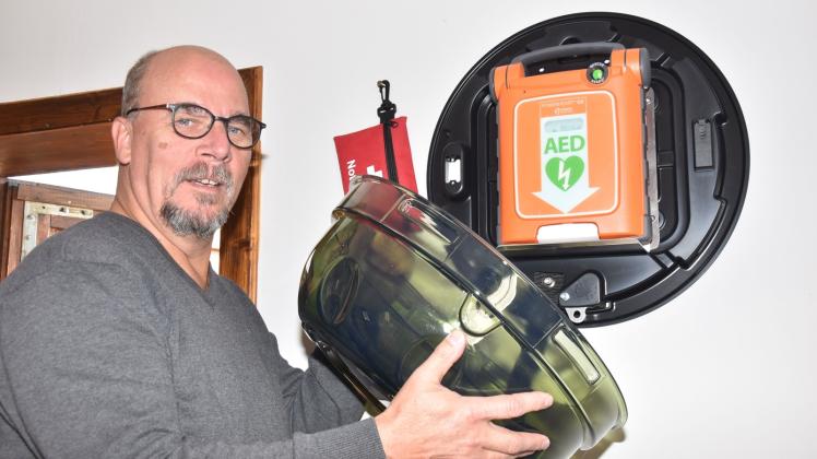 Für die erste Hilfe wertvoll: Hans-Werner Beck konnte mit Fördermitteln einen Defibrillator für den Pingelhof anschaffen. 