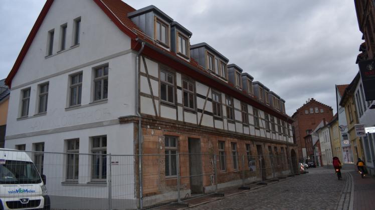 Das historische Gebäude Pferdemarkt 45 ist der letzte Baustein im Klosterhof-Projekt der AWG in der Güstrower Altstadt. Im Mai sollen hier die ersten Mieter einziehen. Die Fassade wird noch rot gestrichen.