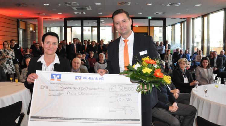 Beim Neujahrsempfang der VR-Bank Schwerin übergab das Kreditinstitut eine 2500 Euro-Spende für den ASB-Wünschewagen.