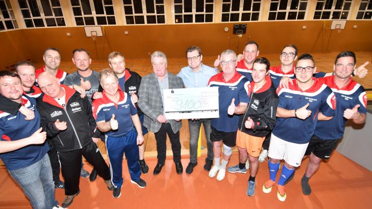 Unglaubliche 9100 Euro sammelten die Sportler des PSV Gadebusch zusammen mit den Sponsoren für den Förderverein der Kinderkrebsstation Schwerin ein. 