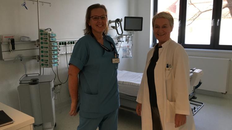 Neu und modern: Dr. Iris Friesecke (r.), Ärztliche Direktorin, und Schwester Kathleen Flatau sind stolz auf die Ausstattung der Intensivstation in der Warnow-Klinik.