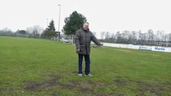Adelbert Fritz, Vorsitzender des SV Preußen, zeigt auf die ewig durchnässten Stellen auf dem Fußballplatz: Die Drainage ist aus den 60er Jahren und defekt.