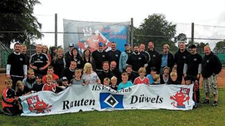 Die Liebe zu ihrem HSV eint die Mitglieder des Jübeker Fanclubs "Rauten Düwels". Foto: Bilet