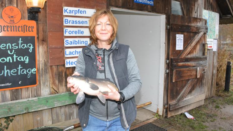 Wenn in der Saison bei Fischerin Diana Rehbohm keine Edelmaräne im Netz ist, geht auch der Karpfen in den Verkauf. 