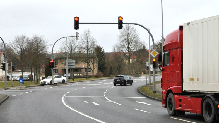 Hier teilen sich die Bundesstraßen 192 und 104 in Sternberg. Autofahrer werden oft auch bei wenig Verkehr an der Ampel ausgebremst. 