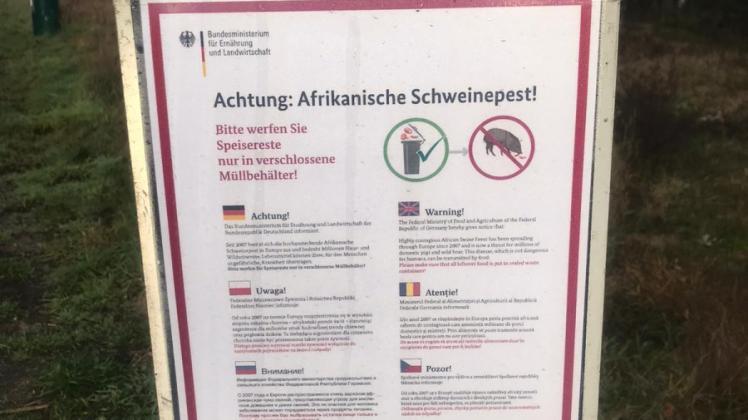 Mit diesen Schildern warnt die Stadt Ludwigslust vor der Afrikanischen Schweinepest.  