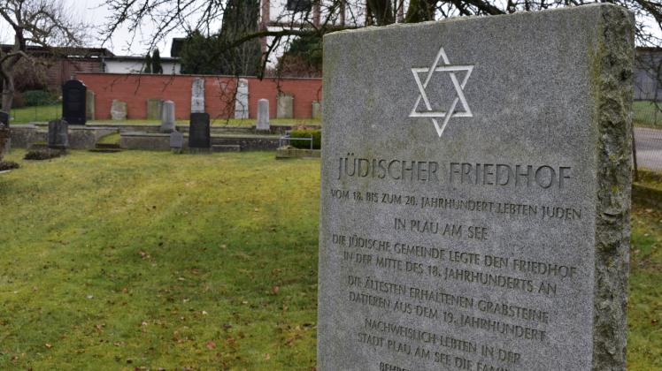 Jüdische Geschichte in Plau am See: Vor zwölf Jahren wurde der Friedhof am Klüschenberg in Stand gesetzt. 