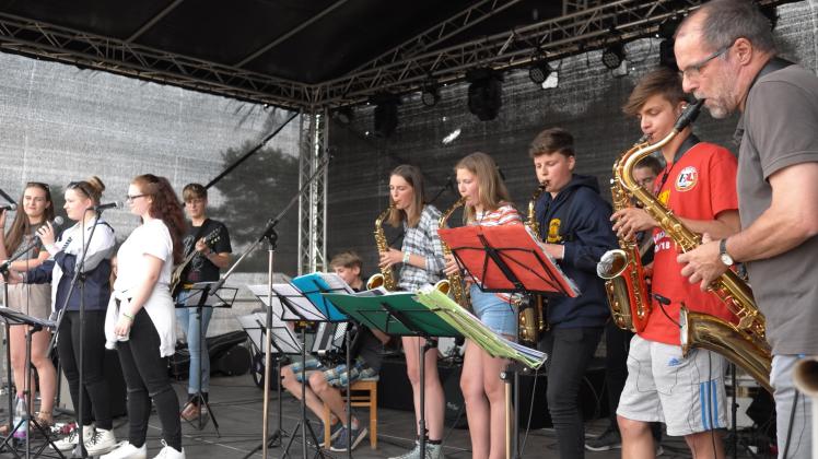 Die Crivitzer Schulband „Soundcheck“ spielt mit ihrem Lehrer Torsten Jahnke (r.) auf vielen Bühnen in der Region, wie hier bei der „Irish Night“ in Pinnow 2018.