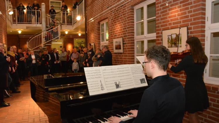 Musikalische Einstimmung vor der Preisvergabe: Im Lichthof des Ludwigsluster Rathauses wurde die Ausstellung „Lieblingsorte – faszinierend bunt“ eröffnet. 