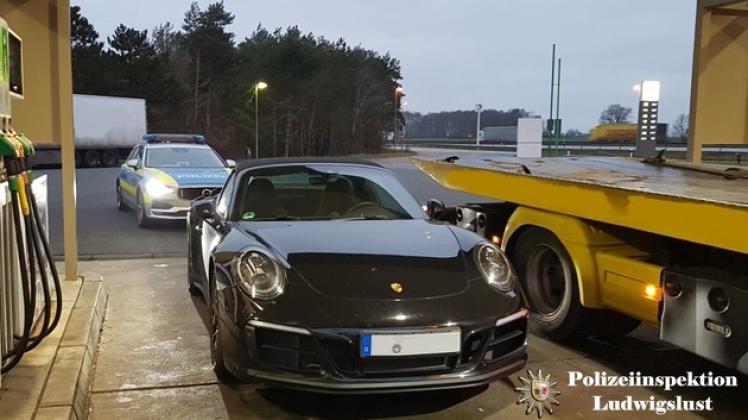 Die Polizei lässt den gestohlenen Porsche sicherstellen.