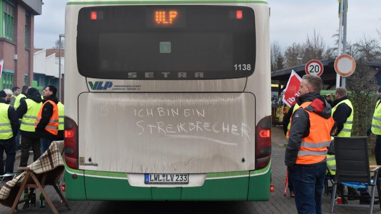 Eine handvoll Busse, schätzt Stefan Lösel, haben gestern das Betriebsgelände in Hagenow verlassen. Der Betriebsrat hatte Fahrern in der Probezeit geraten, zur Arbeit zu gehen. Allerdings fuhren vereinzelt auch längerfristig Angestellte, zum Ärger ihrer Kollegen.
