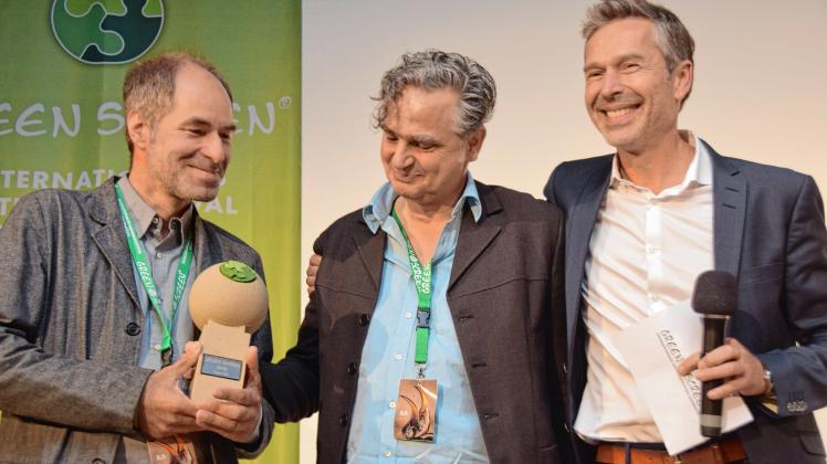 Ein Bild, das es bis auf Weiteres nicht mehr geben dürfte: Gemeinsame Siegerehrung von Ivo Nörenberg (l.) und Oliver Goetzl (Mitte) beim Green-Screen-Festival 2018 in der Kategorie „Bester Film“ (White Wolves). Festivalleiter Dirk Steffens (r.)  gratulierte. 