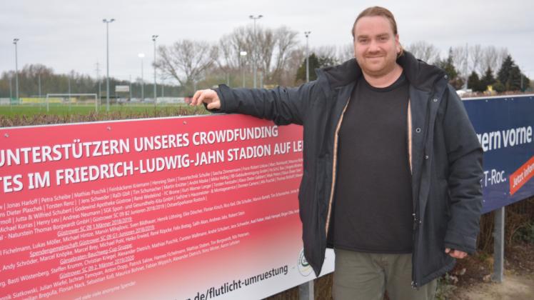 Dank an die Unterstützer der Crowdfunding-Kampagne: André Schubert hat ein Schild im Jahn-Stadion angebracht. Im Hintergrund die umgerüsteten Flutlichmasten. 