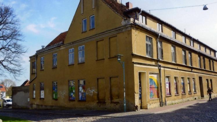 Noch ohne Fachwerk:  das Haus Pferdemarkt 45 auf dem Klosterhofareal in der Güstrower Altstadt 