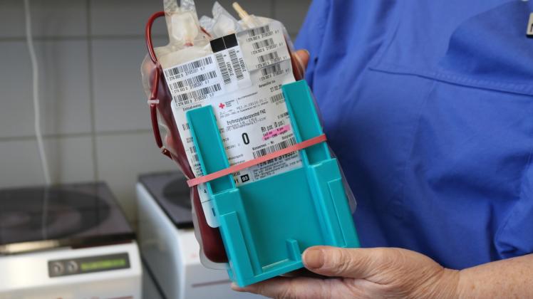Abgepacktes Lebenselixier: Eine Blutkonserve aus dem Plauer Labor kann im Notfall Leben retten 