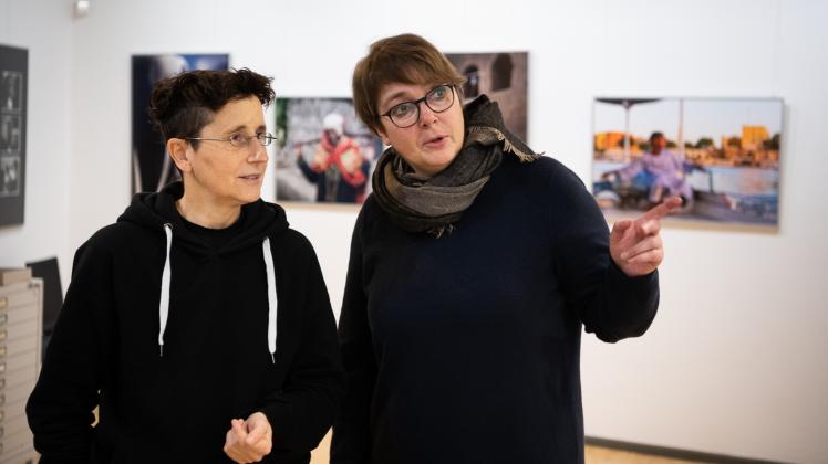 In der MV-Foto-Galerie: Anne Jüngling (l.) und Anke Berger im Gespräch über Bilder
