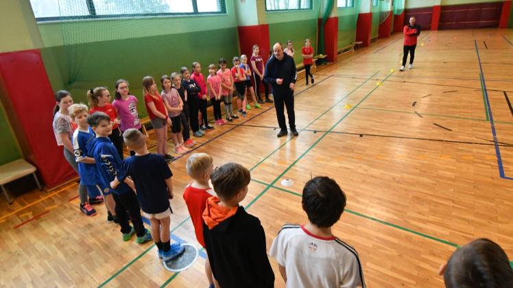 In der Sporthalle gab Lehrer Heiko Gast einen ersten Einblick in den Sportunterricht. 