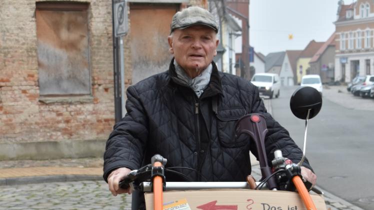 Will Menschen auffordern, sich mit dem Thema Organspende aktiv auseinanderzusetzen: Wolfgang Pfannenschmidt rollt mit seinem Zweirad und diesem Plakat durch Bützow. 