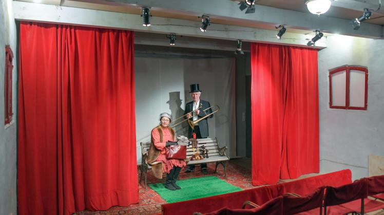 Gabriele Koch, Theaterdesignerin und Bühnenbildnerin und ihr Mann Ekkehard stehen während einer Probe zum Stück „Bremer Stadtmusikanten“ auf der Bühne ihres Feuerwehrhaustheaters.