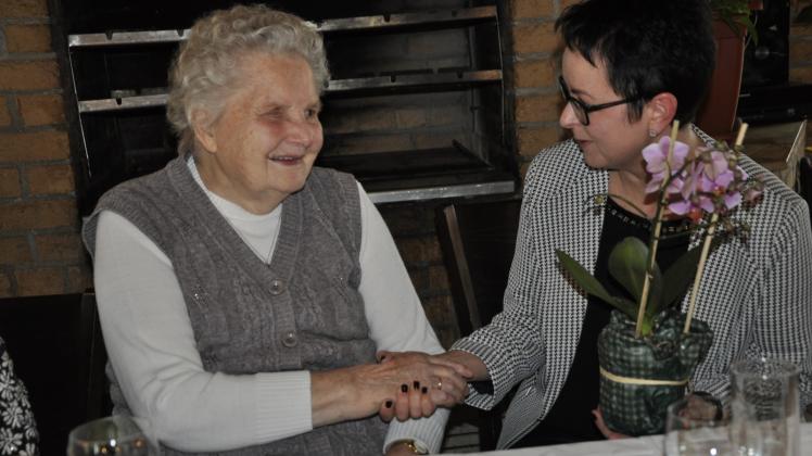 Bürgermeisterin Annett Jura gratuliert  Brigitta Köppen zu ihrem 90. Geburtstag.