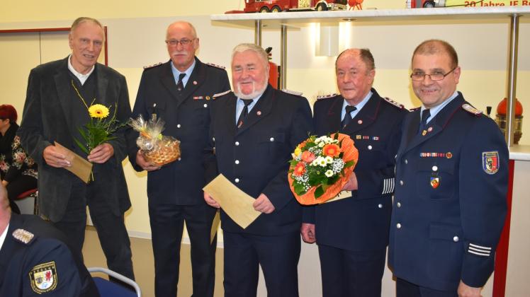 Sind mit der Feuerwehr eng verbunden: Joachim Peters, Eckhard Klingenhagen, Manfred Wilken, Horst Schult und Wehrführer Torsten Reiher. 