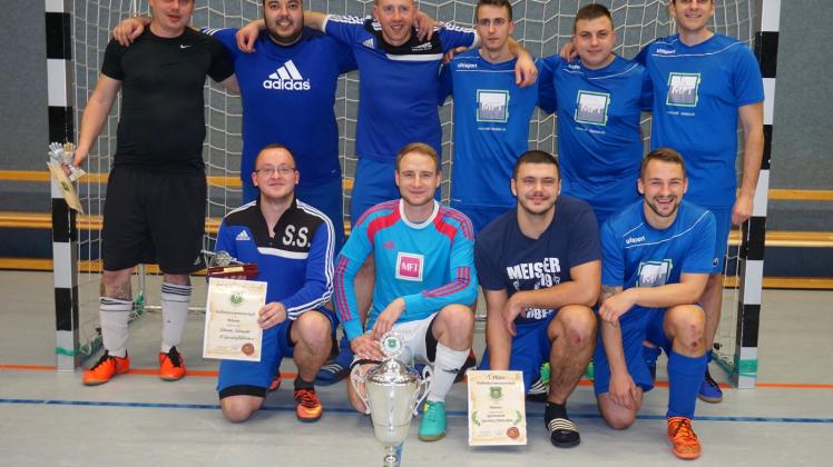 Die Futsal-Meister des SV Spornitz/Dütschow mit dem Eldenaer Keeper Michael Porep (l.) Fotos: Thomas Zenker 