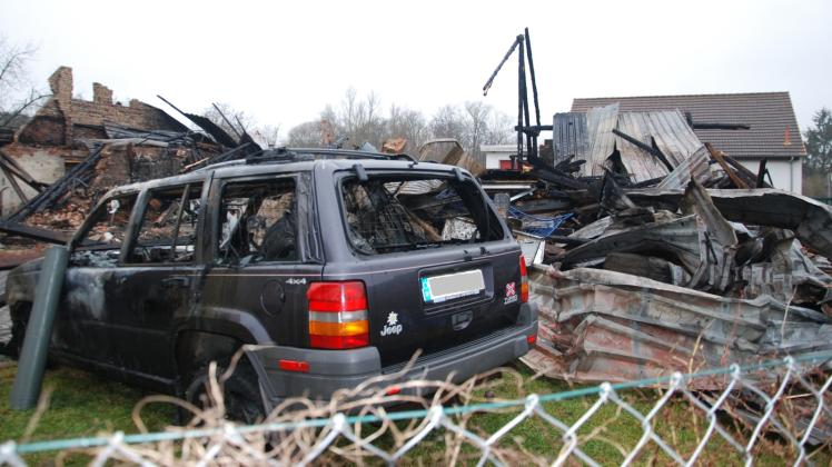 Am Tag nach dem Großbrand: Die Scheune ist zerstört, ebenso wie ein Geländewagen und mehrere Traktoren.