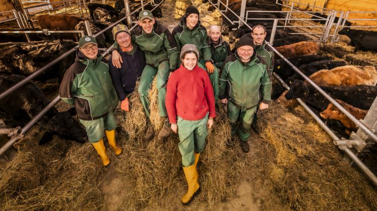 Das Betreuer-Team der Angus-Herde für das Arche-Projekt im neuen Stall. Der wird am kommenden Freitag in Stintenburger Hütte übergeben. 