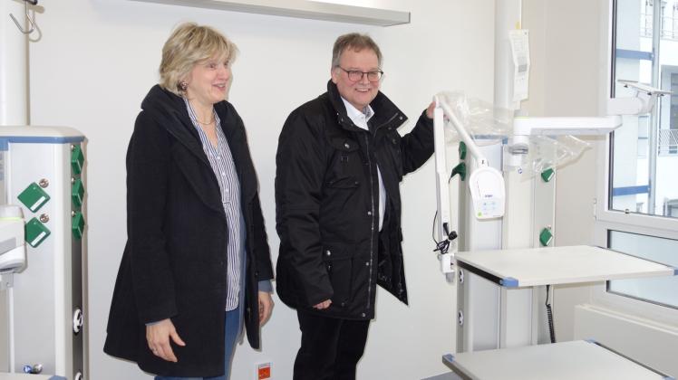 Babette Dietrich und Jörg Grigoleit zeigen die Zimmer, in denen während der Bauphase die Intensivmedizinischen Patienten versorgt werden. Die Zimmer werden auch später für betreuungsintensive Patienten zur Verfügung stehen. 